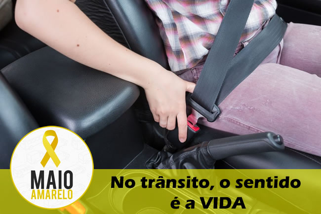 Pessoa usando cinto de segurança